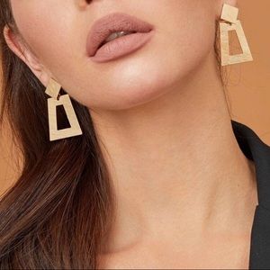 NWT Geometric cut out earrings in gold.